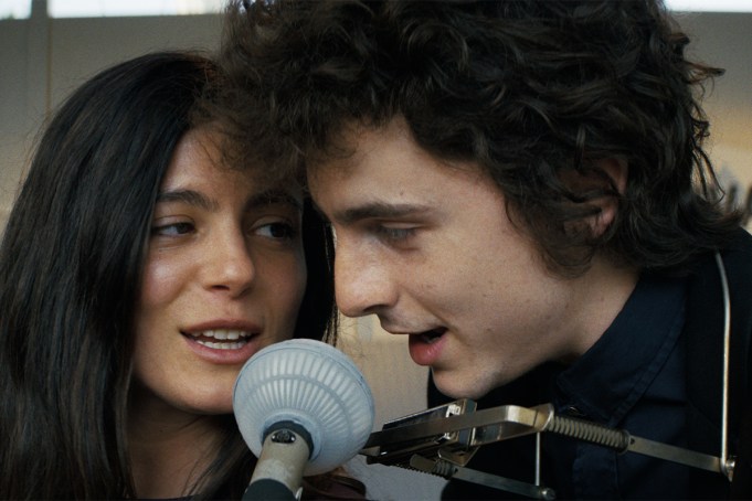 A COMPLETE UNKNOWN (2024) Monica Barbaro and Timothée Chalamet Credit: Searchlight Pictures