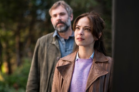 MURDER IN A SMALL TOWN: L-R: Rossif Sutherland and Kristin Kreuk in the series premiere of  MURDER IN A SMALL TOWN airing Tuesday, Sept. 24 (8:00-9:30 PM ET/PT) on FOX. ©2024 Fox Media LLC. CR: Kailey Schwerman/ FOX.