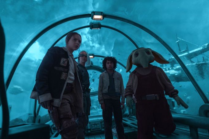 (L-R) Fern (Ryan Kiera Armstrong), KB (Kyriana Kratter), Wim (Ravi Cabot-Conyers), Neel (Robert Timothy Smith) in Lucasfilm’s STAR WARS: SKELETON CREW, exclusively on Disney+. Photo by Matt Kennedy. ©2024 Lucasfilm Ltd. & TM. All Rights Reserved.